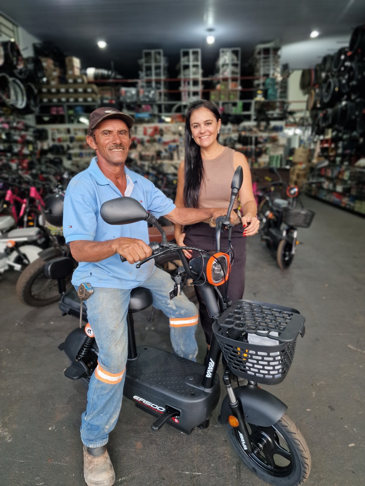 Cliente recebendo uma bicicleta elétrica Rava na Pantera