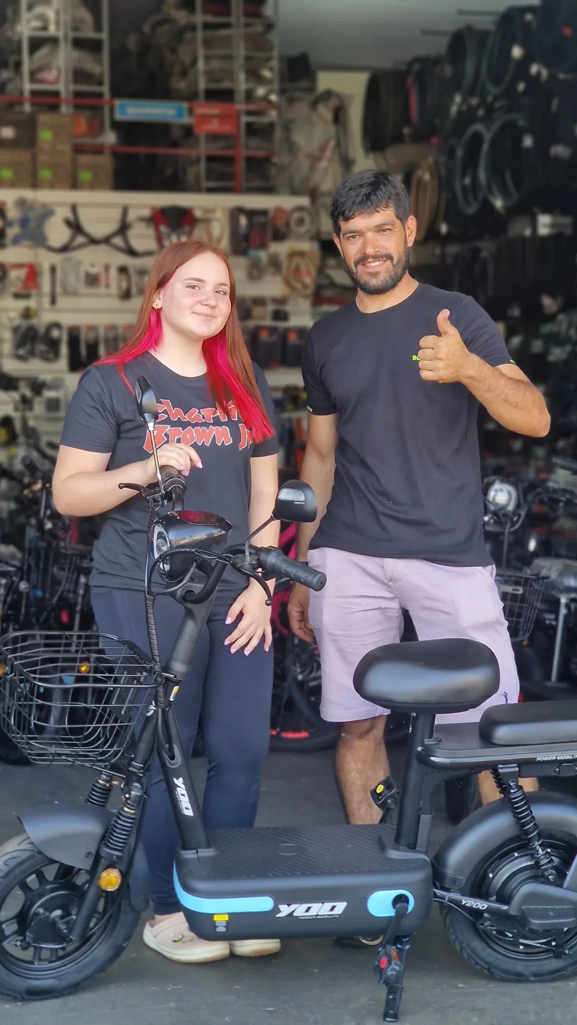 Cliente com bicicleta elétrica YOO azul entregue pela Pantera