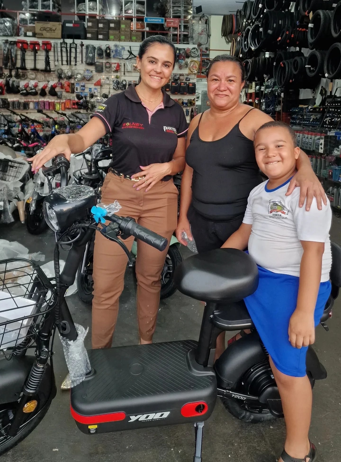 Família durante a entrega de uma bicicleta elétrica YOO na Pantera